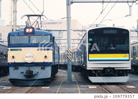 車両基地で並ぶEF60形電気機関車と鶴見線の205系1100番台 109779357