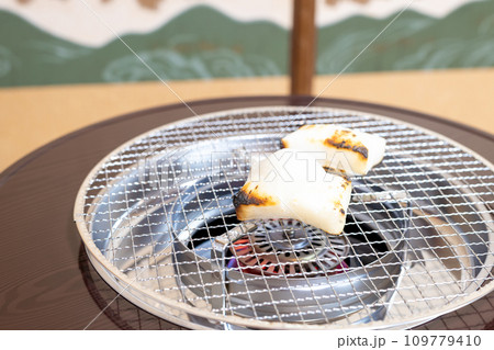 石油ストーブで餅を焼く様子 石油ストーブで餅を焼く様子 109779410