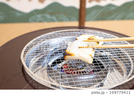 石油ストーブで餅を焼く様子 石油ストーブで餅を焼く様子 109779411