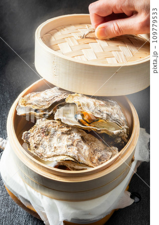 むし牡蠣料理 Photo of delicious steamed fresh oysters むし牡蠣料理 Photo of delicious steamed fresh oysters 109779533