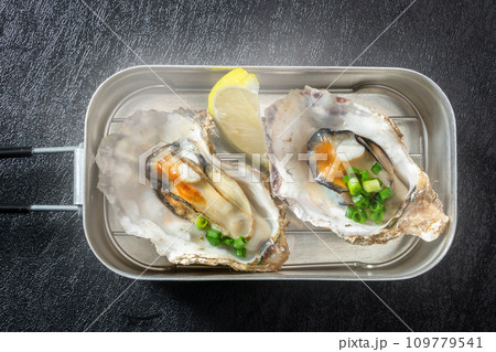 むし牡蠣料理　Photo of delicious steamed fresh oysters 109779541