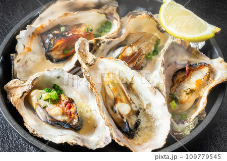 むし牡蠣料理 Photo of delicious steamed fresh oysters むし牡蠣料理 Photo of delicious steamed fresh oysters 109779545