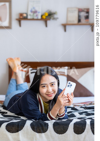 スマホを見る若い女性 109779616