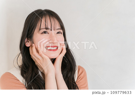 キープ力のあるファンデーションでメイクが崩れない・ベースメイクスキンケアする女性・ノーファンデ 109779633