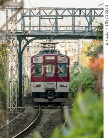 単線を走る近鉄信貴線の電車 単線を走る近鉄信貴線の電車 109780223