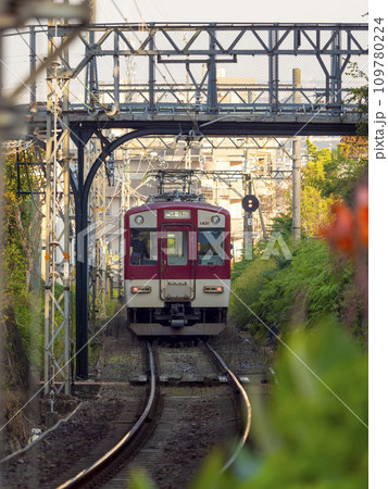 単線を走る近鉄信貴線の電車 単線を走る近鉄信貴線の電車 109780224