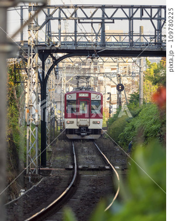 単線を走る近鉄信貴線の電車 109780225