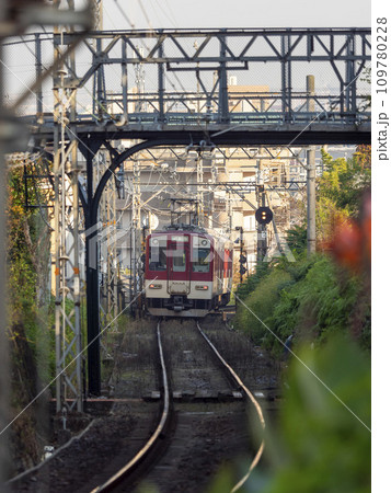 単線を走る近鉄信貴線の電車 単線を走る近鉄信貴線の電車 109780228