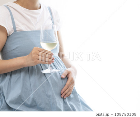 ワインがはいったワイングラスを持った妊婦女性 ワインがはいったワイングラスを持った妊婦女性 109780309