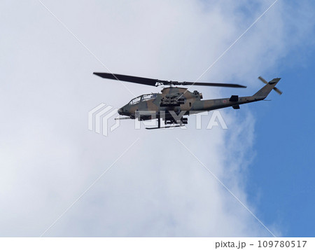 青空を飛行する陸上自衛隊の対戦車ヘリコプター 109780517
