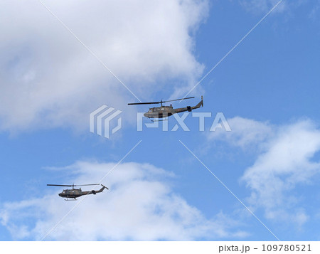 青空を飛行する陸上自衛隊のUH-1Jヘリコプター 109780521