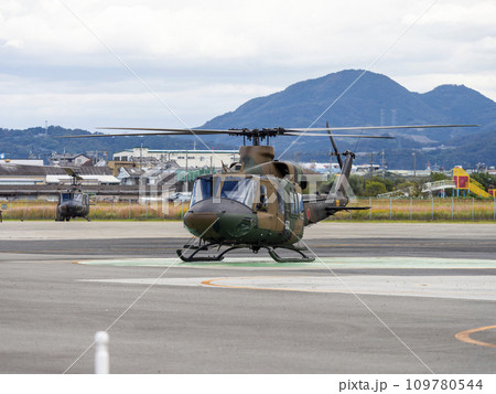 八尾駐屯地に着陸したUH-2ヘリコプター 109780544