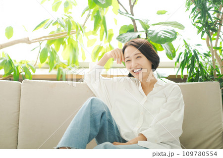 ソファでくつろぐ女性 109780554