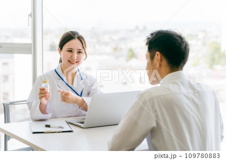 医薬品を勧める医師・医者と患者の中高年男性(服薬指導・薄毛治療・AGA・薬剤) 医薬品を勧める医師・医者と患者の中高年男性(服薬指導・薄毛治療・AGA・薬剤) 109780883