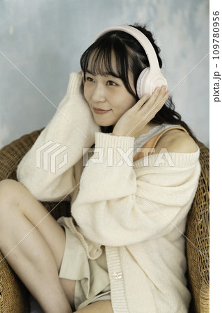 ヘッドホンで音楽を聴く若い女性 109780956