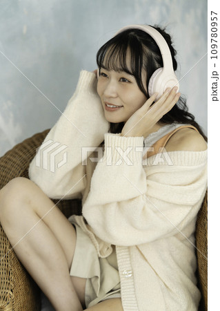 ヘッドホンで音楽を聴く若い女性 109780957