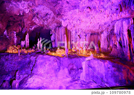 サンゴ礁の鍾乳洞石垣島鍾乳洞 109780978