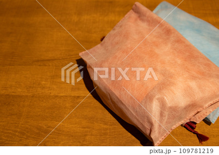 趣のある温泉旅館に準備された、タオルと歯磨きなどの小物が入ったアメニティ巾着セット（千葉県） 109781219