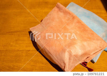 趣のある温泉旅館に準備された、タオルと歯磨きなどの小物が入ったアメニティ巾着セット（千葉県） 109781221