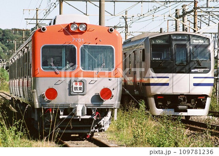 逗子で離合する北陸鉄道7700系と横須賀線のE217系 109781236