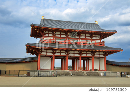 奈良　平城宮跡歴史公園の朱雀門 109781309