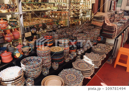 ドバイ旧市街マーケットの店先に並べられた陶器 109781494