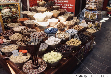 ドバイ旧市街マーケットの店先に並べられた陶器 109781495