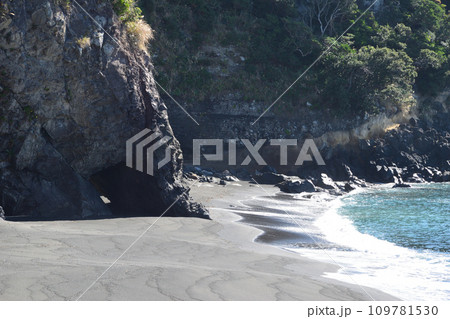 戸ヶ峯海岸の海蝕洞 109781530