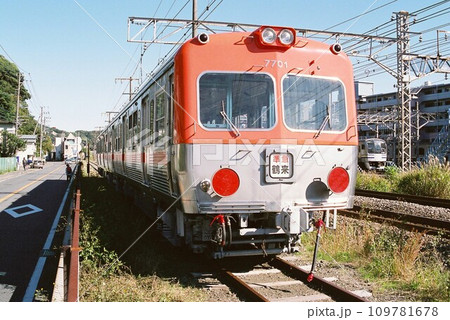 逗子に停車する北陸鉄道7700系と横須賀線のE217系 109781678