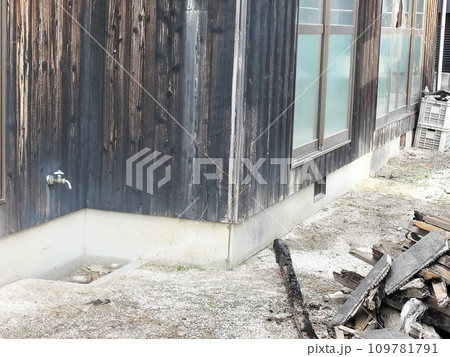 無人の空き家の庭と放置された廃棄物の様子 無人の空き家の庭と放置された廃棄物の様子 109781791