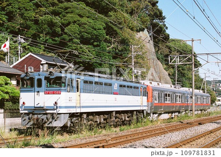 逗子で出発を待つEF65形電気機関車と北陸鉄道7700系 109781831