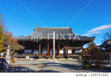 滋賀県大津市の西教寺の本堂と結縁柱 109781943