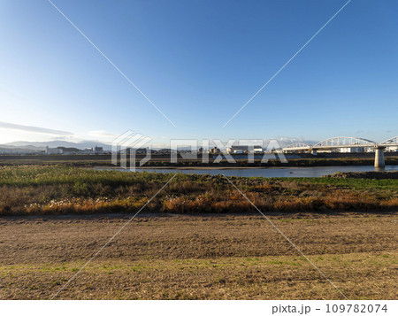 青空が広がる秋の大和川沿いの風景 青空が広がる秋の大和川沿いの風景 109782074