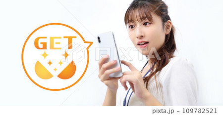 スマホのゲームにてレア物をゲットした女性のイメージ スマホのゲームにてレア物をゲットした女性のイメージ 109782521