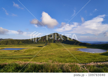 熊本県　烏帽子岳と草千里ヶ浜 109783040