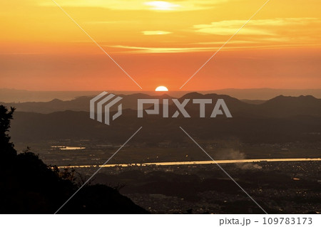 北九州市、皿倉山より眺める玄界灘に沈む夕陽 北九州市、皿倉山より眺める玄界灘に沈む夕陽 109783173