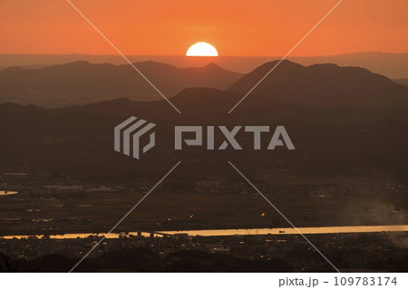 北九州市、皿倉山より眺める玄界灘に沈む夕陽 北九州市、皿倉山より眺める玄界灘に沈む夕陽 109783174
