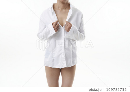 白いシャツを着た女性 白いシャツを着た女性 109783752