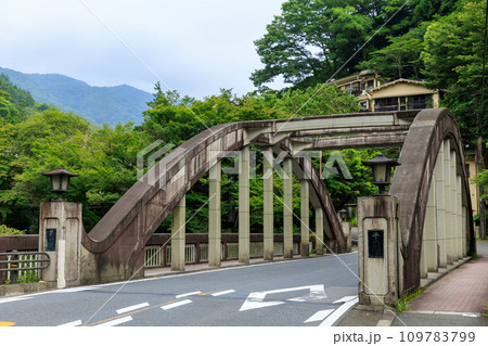 神奈川箱根_国道1号線にかかる千歳橋の風景 109783799