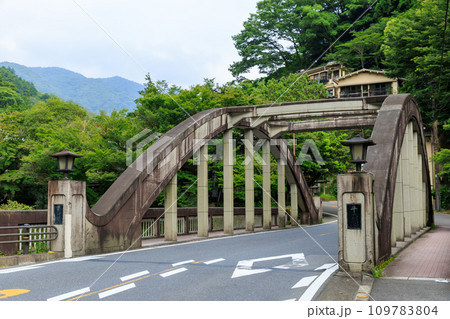 神奈川箱根_国道1号線にかかる千歳橋の風景 109783804