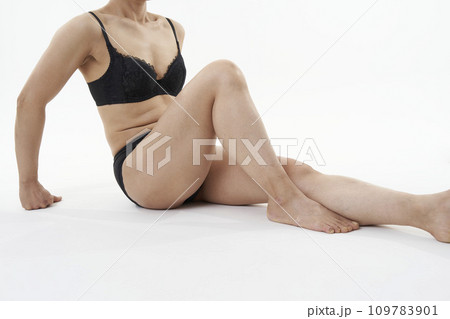 下着を着た座る女性 109783901