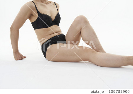 下着を着た座る女性 109783906