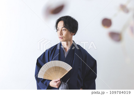 着物の男性 109784019