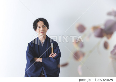 着物の男性 109784029