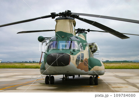 展示される航空自衛隊のヘリコプターCH-47J(LR) 109784080
