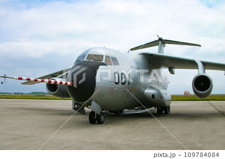 展示される航空自衛隊の輸送機C-1FTB 109784084