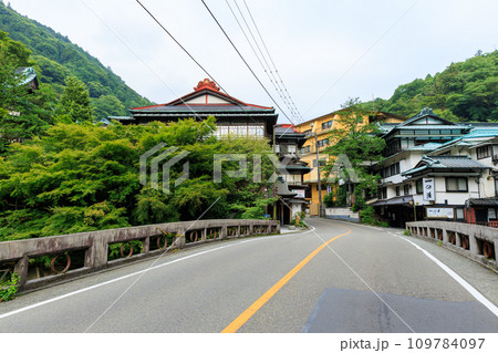 神奈川箱根_箱根湯本・塔ノ沢地区の温泉街風景 109784097