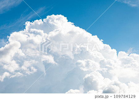 そびえたつ入道雲 109784129