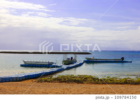 沖縄県石垣島のマエサトビーチ 109784150