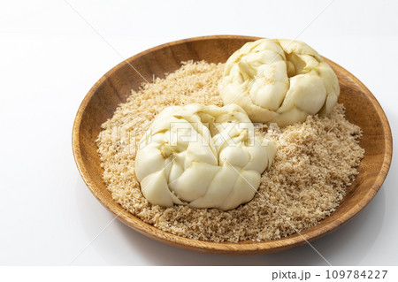 木皿に置いたゆり根 木皿に置いたゆり根 109784227